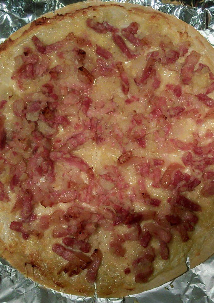 Una foto de Flammekueche o tarta flambeada de Alsacia