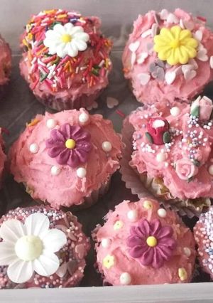 A picture of Vanilla cupcakes.