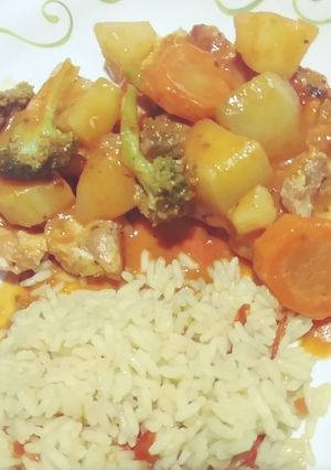 Una foto de Pollo en salsa con vegetales