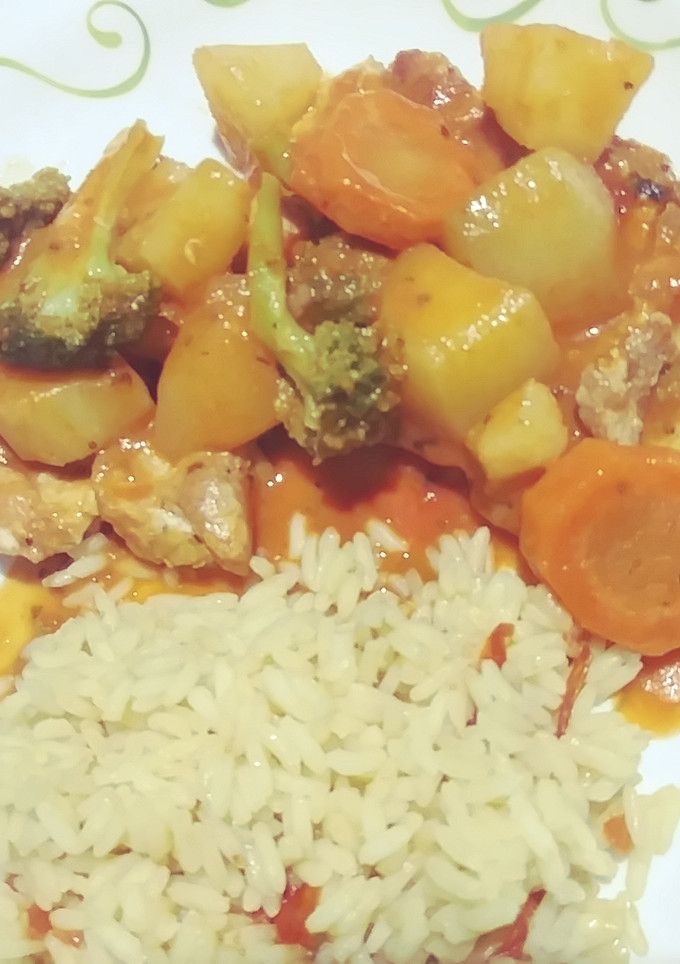 Una foto de Pollo en salsa con vegetales