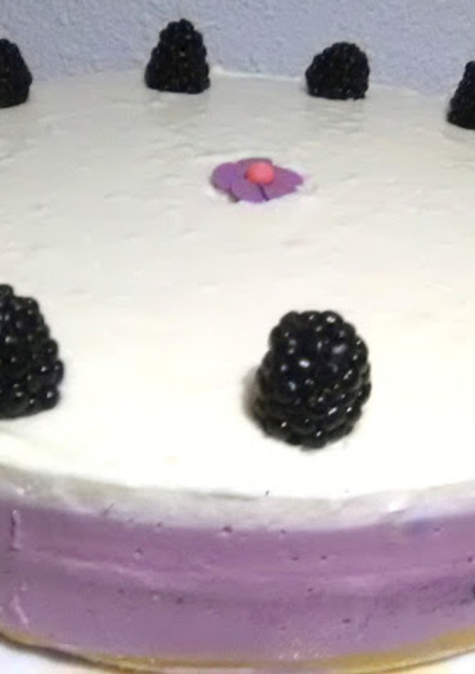Una foto de Tarta de queso y moras con chocolate blanco (sin horno)