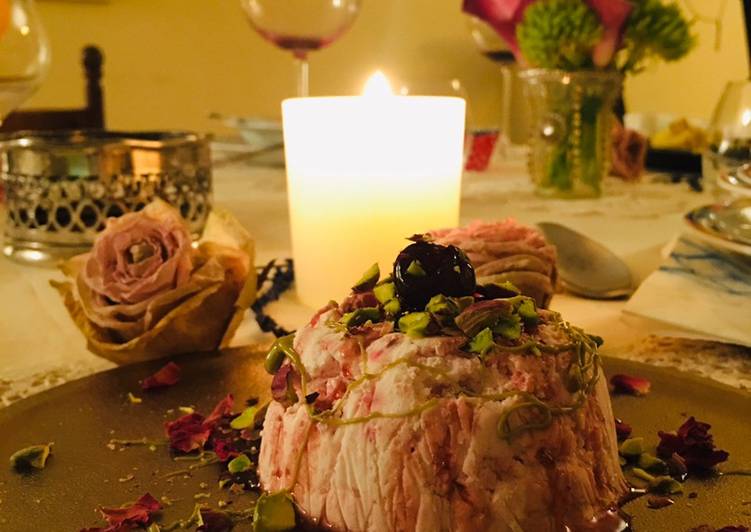 Semifreddo ai frutti rossi con pistacchio e petali di rosa 🌹