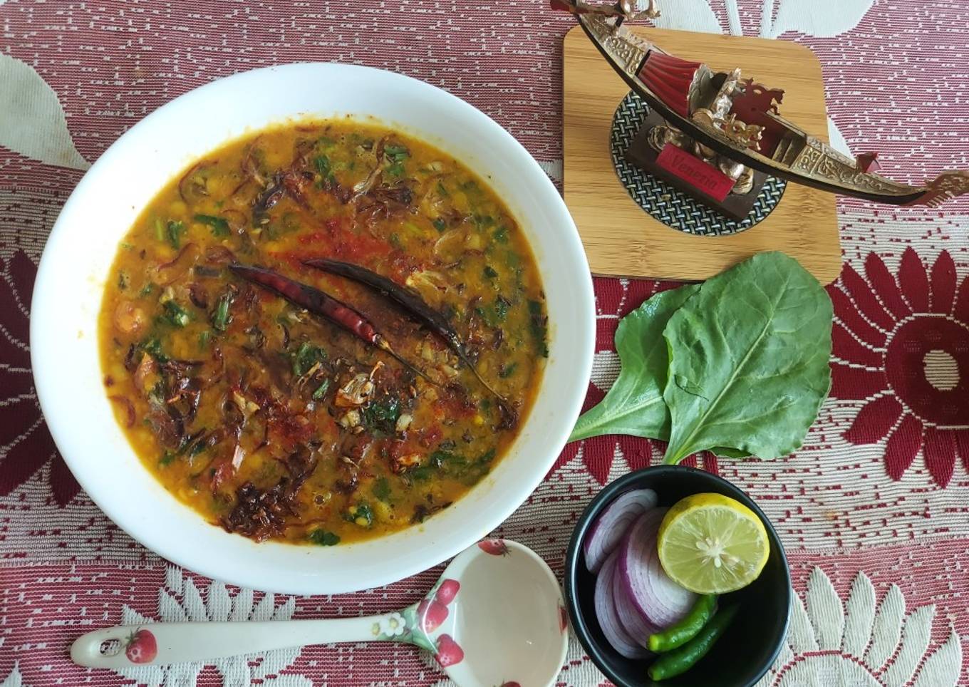 Dhaba Style Lasooni Dal Palak