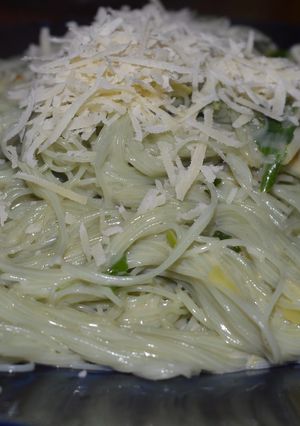 Una foto de Fideo de arroz al verdeo