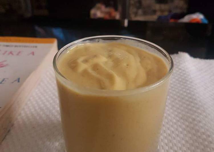 Mango banana smoothie