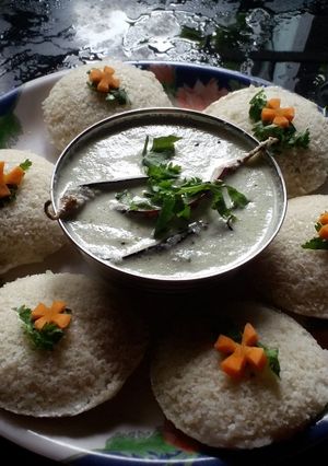 A picture of Idli coconut chutney.