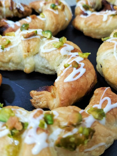 Una foto de Mini croissant de hojaldre con crema de pistacho y chocolate blanco