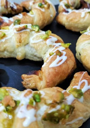 Foto principal de Mini croissant de hojaldre con crema de pistacho y chocolate blanco