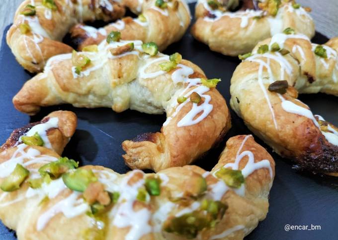 Mini Croissant De Hojaldre Con Crema De Pistacho Y Chocolate Blanco