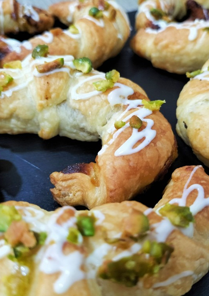 Una foto de Mini croissant de hojaldre con crema de pistacho y chocolate blanco