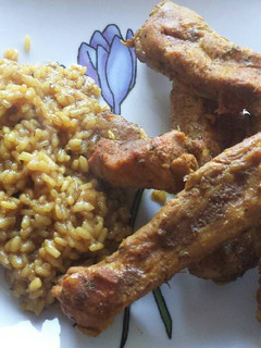Una foto de Costillas acompañadas de arroz