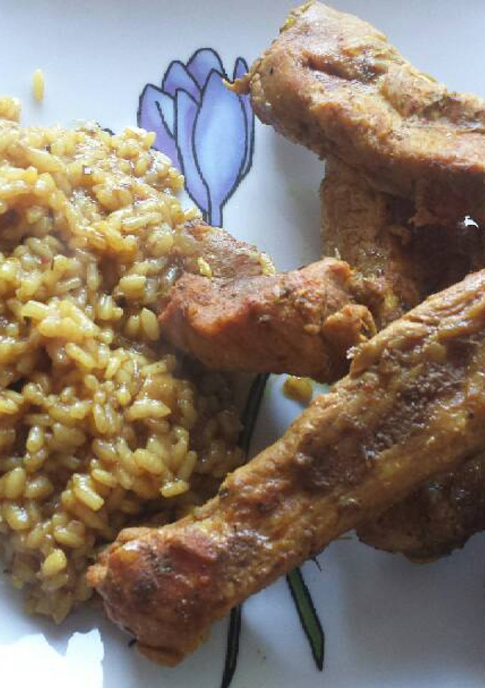 Una foto de Costillas acompañadas de arroz 