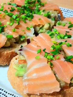 Una foto de Tostada de salmón