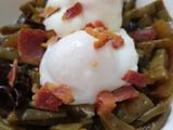 Huevitos pochados sobre nopales al chile pasilla