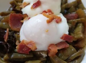 Una foto de Huevitos pochados sobre nopales al chile pasilla