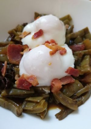 Una foto de Huevitos pochados sobre nopales al chile pasilla
