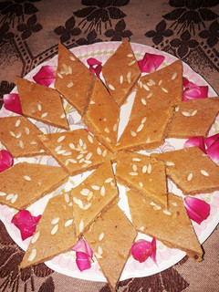 मावा बर्फी (mawa barfi recipe in Hindi) रेसिपी मुख्य फोटो