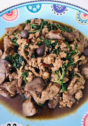 รูปของ ผัดกะเพราไก่สับกับเครื่องใน