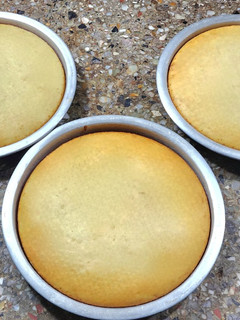Una foto de 🎂🎉 Bizcochuelo básico con harina leudante para torta de cumpleaños. Fácil y rápido! 🎉🎂