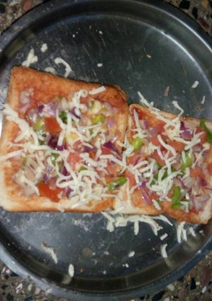 चीज़ ब्रेड पिज़्ज़ा (Cheese bread pizza recipe in hindi) रेसिपी मुख्य फोटो
