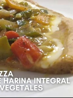 Una foto de Pizza de harina integral y vegetales