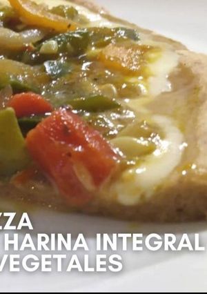 Una foto de Pizza de harina integral y vegetales