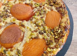 Une photo de Gâteau au fromage blanc, abricots et pistaches