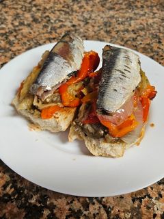 Una foto de Tosta de escalivada y sardina 🐟
