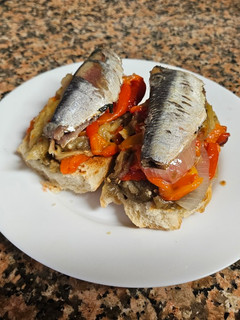 Una foto de Tosta de escalivada y sardina 🐟