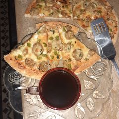 A picture of Gola kabab Pizza with Black Coffee.