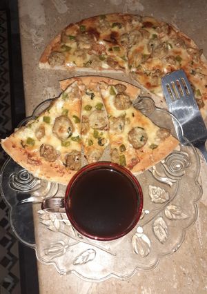 A picture of Gola kabab Pizza with Black Coffee.