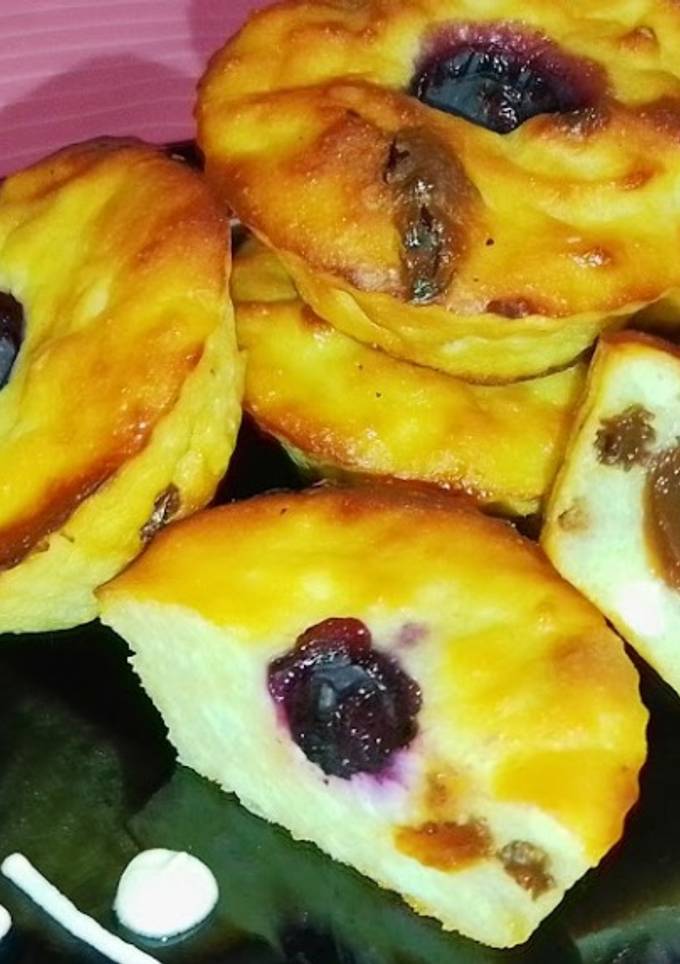 Запечені сирники з родзинками та ягодами лохини