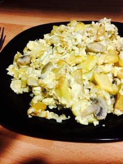 Una foto de Revuelto patatas y champiñones