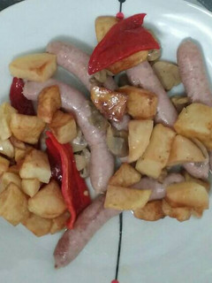 Una foto de Salchichas al vino blanco con pimientos de Piquillo