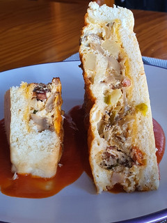 Una foto de Pastel salado con champiñones y alcachofas de lata