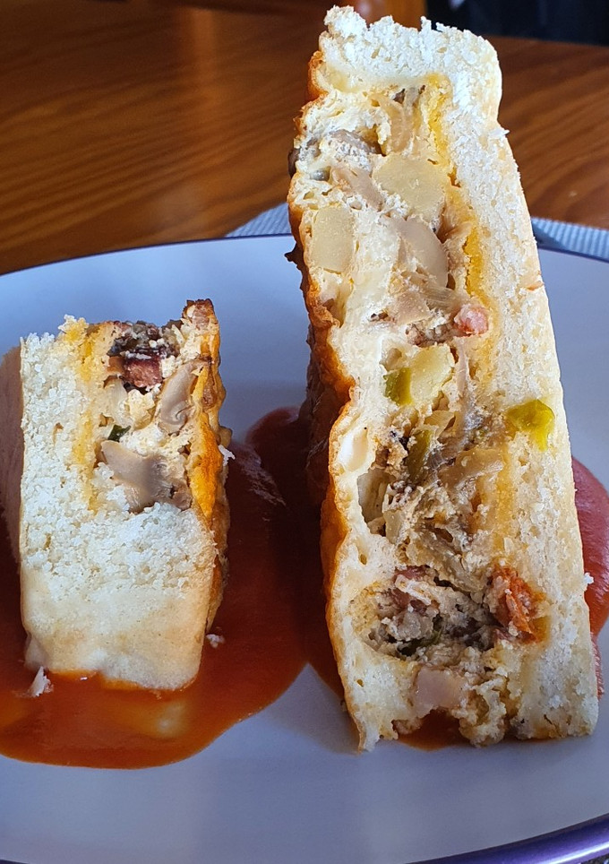 Una foto de Pastel salado con champiñones y alcachofas de lata