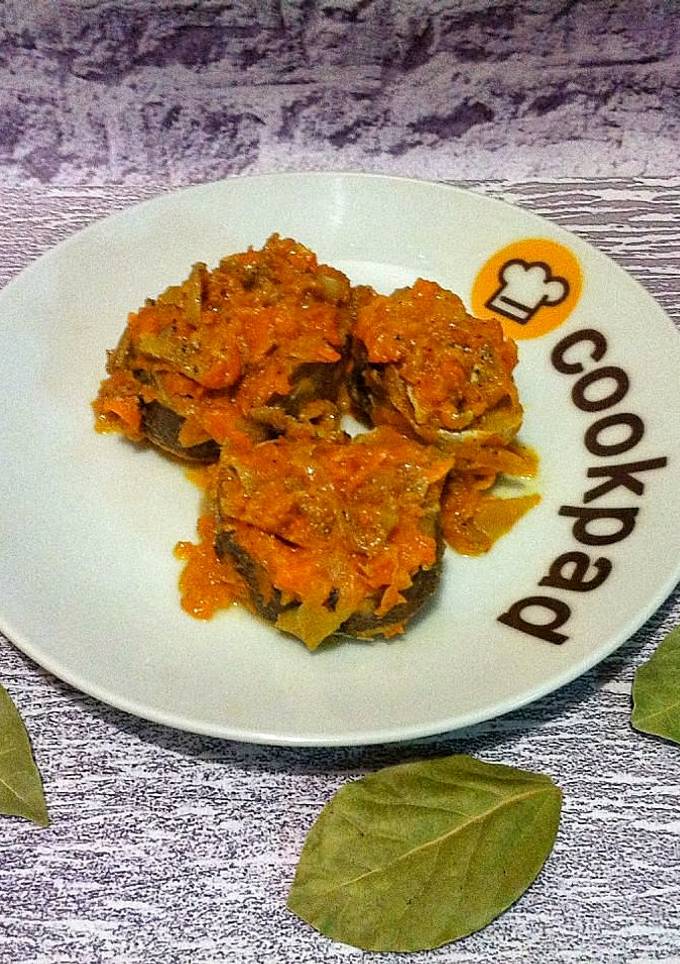 Тушкований хек з овочами