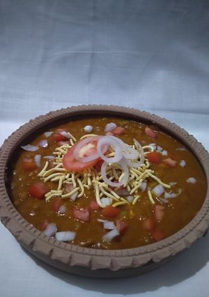 સેવ ઉસળ (Sev Usal Recipe In Gujarati) રેસીપી મુખ્ય ફોટો