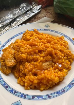 Una foto de Arroz de pollo al ajillo