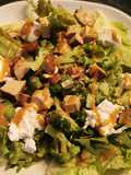Salade brocolis, chèvre et noisettes
