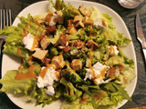 Salade brocolis, chèvre et noisettes