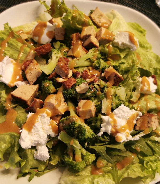 Une photo de Salade brocolis, chèvre et noisettes