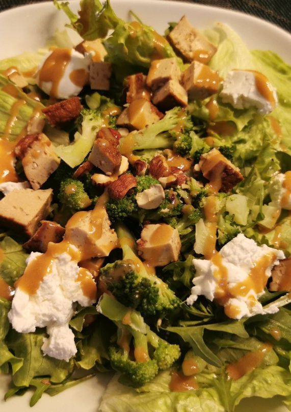 Une photo de Salade brocolis, chèvre et noisettes