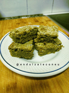 Una foto de Brownie de chocolate blanco y té matcha!