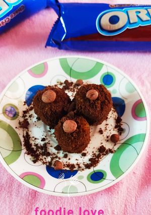 A picture of Choco dip moong dal with crumble oreo.