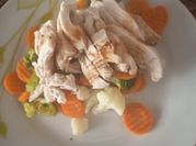 Una foto de verduras al vapor con especies