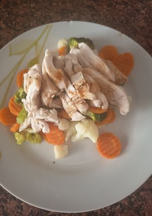 Una foto de Pechugas de Pollo al Vapor con Verduras