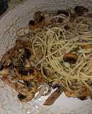 Espaguetis al ajillo con champiñones