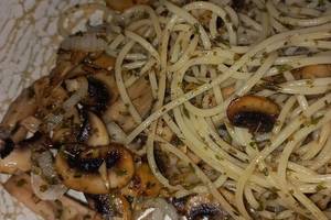 Foto principal de Espaguetis al ajillo con champiñones