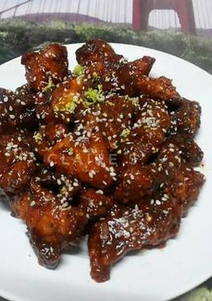 A picture of Chicken Popcorn with Sweet and Spicy Sauce.